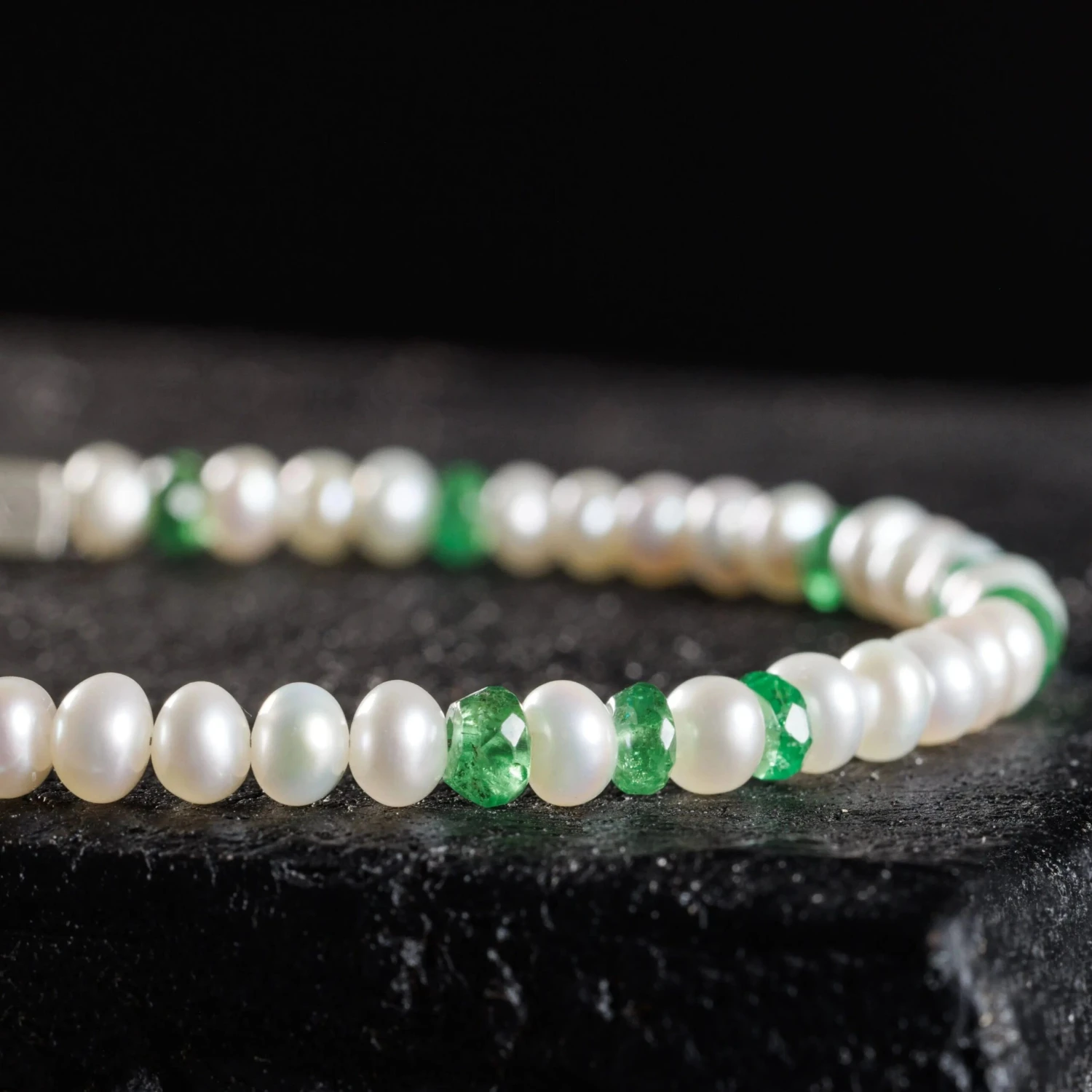 Tsavorite - Pearl Bracelet III (3-4mm) 2 Tsavorite - Pearl Bracelet III (3-4mm) - Image 2